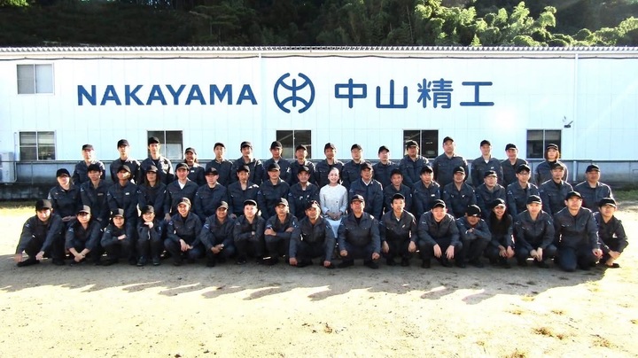 社屋と集合写真