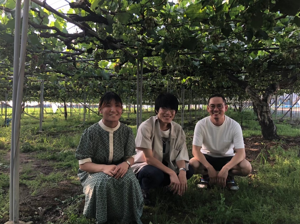 6_最後にブドウ畑でパシャリ（右から大河内さん、インタビュアー：岡本、横田）.jpg